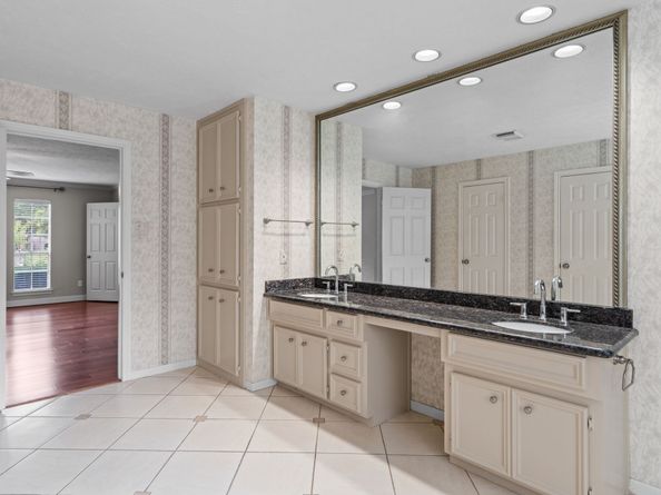 7414 Starbridge Drive, Houston TX 77095