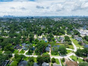 1583 Sue Barnett Drive, Houston TX 77018