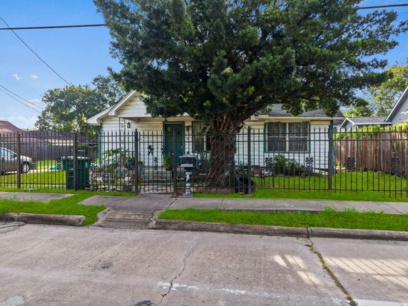5604 Elysian Street, Houston TX 77009