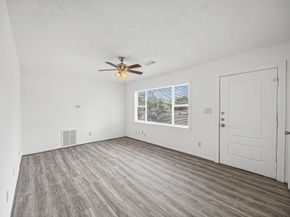 6633 W 43rd Street, Houston TX 77092