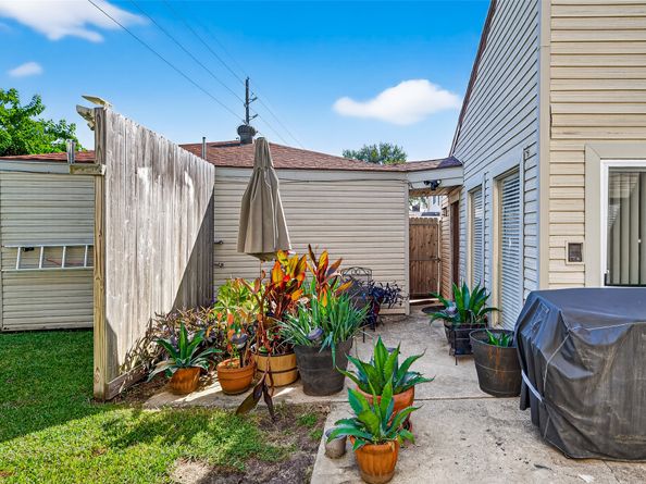 7211 Las Brisas Dr, Houston TX 77083