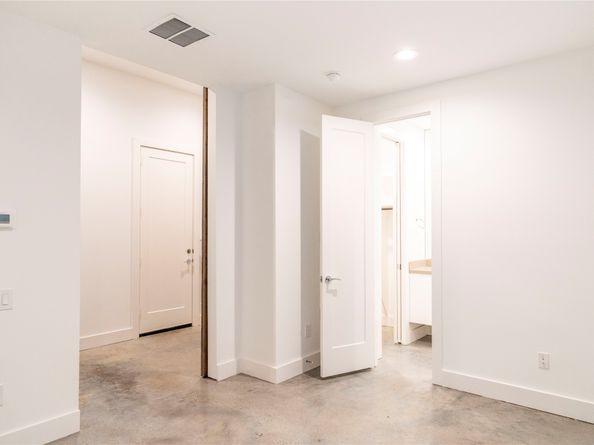 5869 E Post Oak Lane, Houston TX 77055