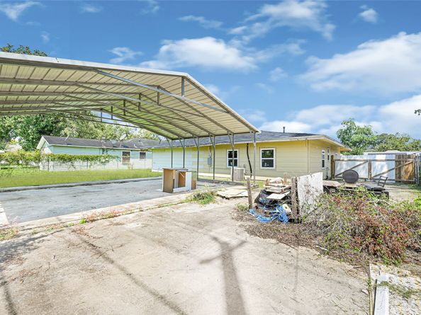 5946 Ridgeway Drive, Houston TX 77033