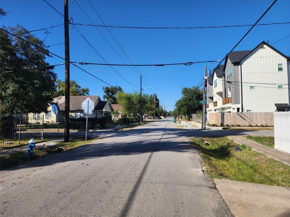 2610 Cochran Street 2, Houston TX 77009