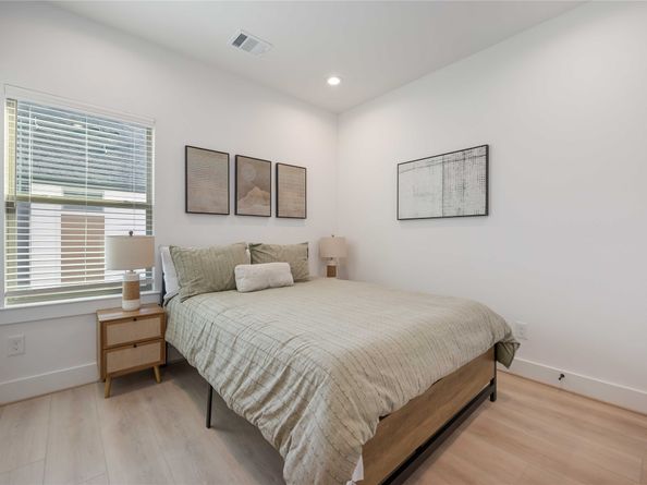 2530 Live Oak Street, Houston TX 77004