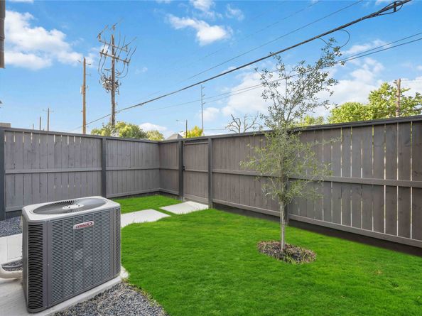 2530 Live Oak Street, Houston TX 77004