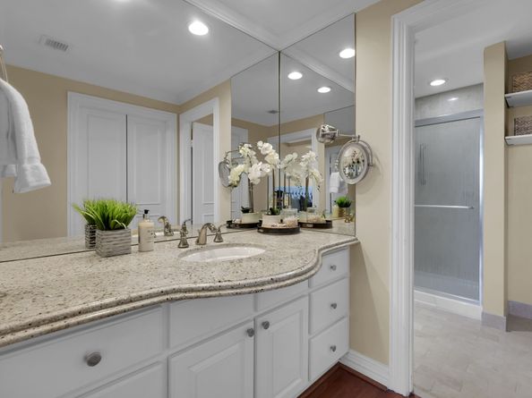 49 Briar Hollow Lane 504, Houston TX 77027