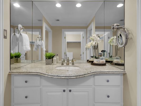 49 Briar Hollow Lane 504, Houston TX 77027