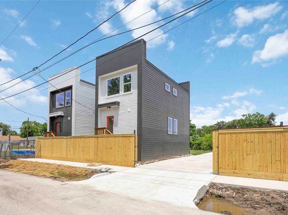 2116 Des Chaumes Street, Houston TX 77026