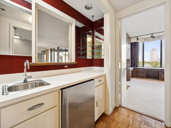 5555 Del Monte Drive 605, Houston TX 77056