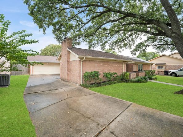 6114 Rollingbrook Drive, Houston TX 77096