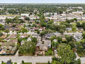 317 Avenue Of Oaks Street, Houston TX 77009