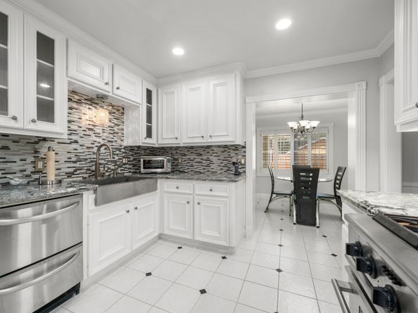 317 Avenue Of Oaks Street, Houston TX 77009