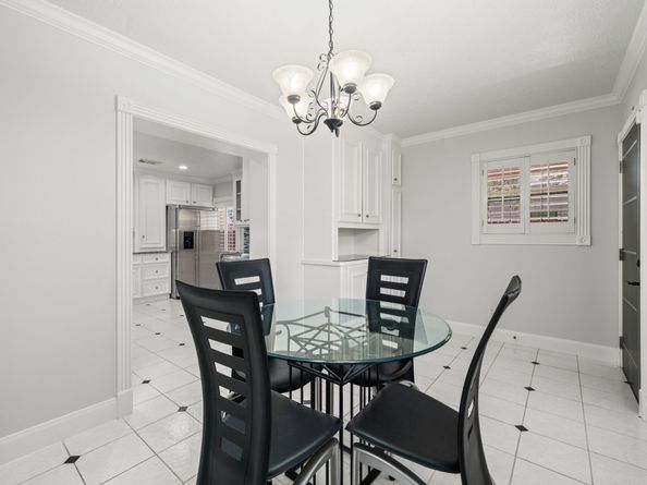 317 Avenue Of Oaks Street, Houston TX 77009