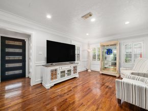 317 Avenue Of Oaks Street, Houston TX 77009