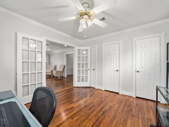 317 Avenue Of Oaks Street, Houston TX 77009