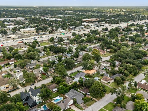 317 Avenue Of Oaks Street, Houston TX 77009