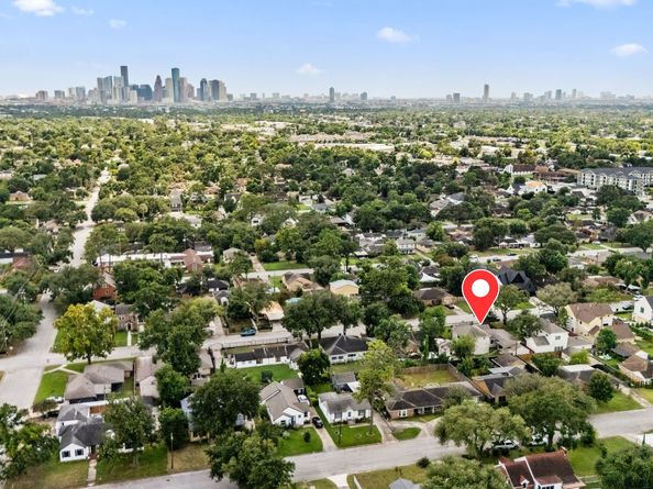 317 Avenue Of Oaks Street, Houston TX 77009