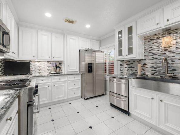 317 Avenue Of Oaks Street, Houston TX 77009
