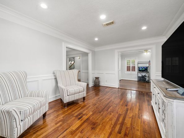 317 Avenue Of Oaks Street, Houston TX 77009