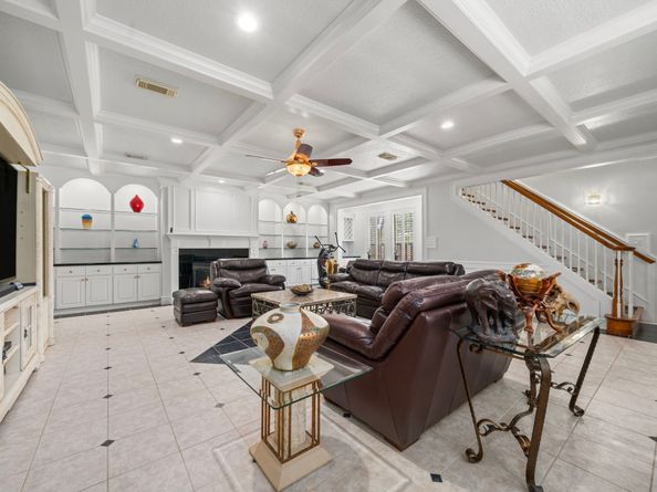 317 Avenue Of Oaks Street, Houston TX 77009