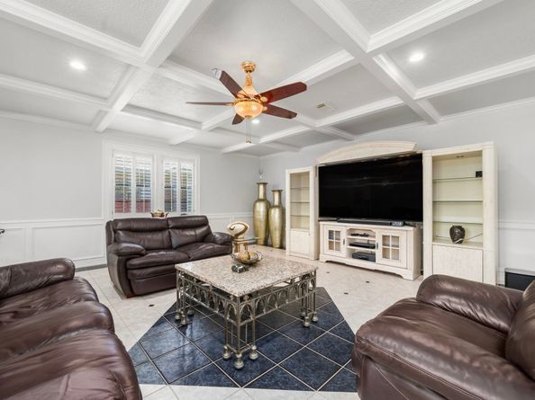 317 Avenue Of Oaks Street, Houston TX 77009