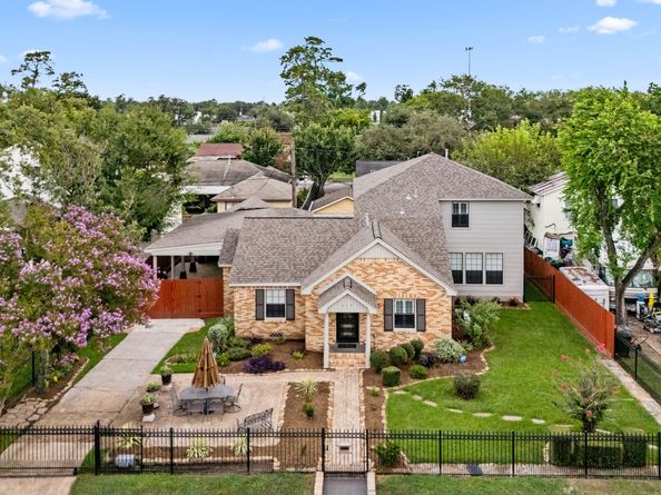 317 Avenue Of Oaks Street, Houston TX 77009