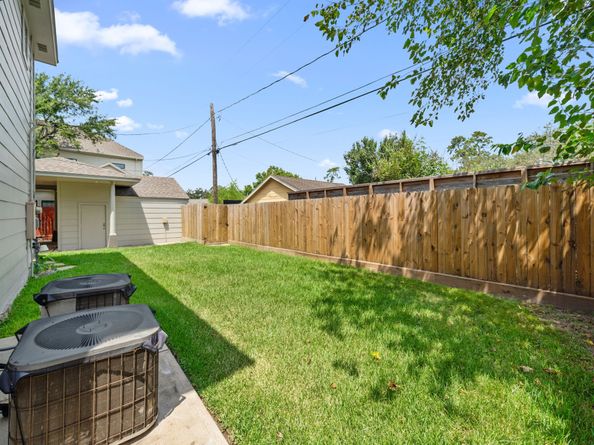 317 Avenue Of Oaks Street, Houston TX 77009