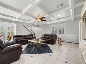 317 Avenue Of Oaks Street, Houston TX 77009