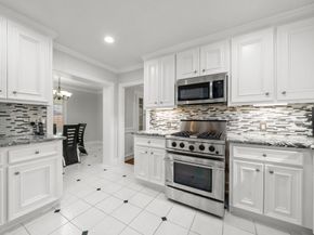 317 Avenue Of Oaks Street, Houston TX 77009