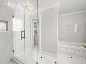 317 Avenue Of Oaks Street, Houston TX 77009