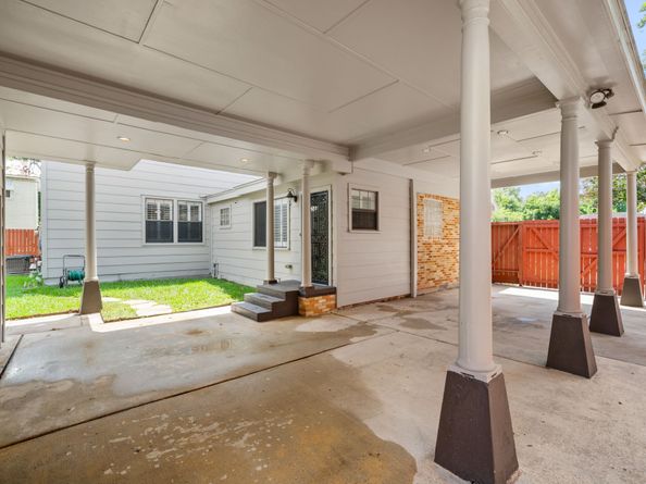317 Avenue Of Oaks Street, Houston TX 77009