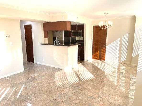 3525 Sage Road 404, Houston TX 77056