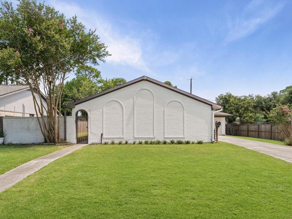 15402 W Barbara Circle, Houston TX 77071