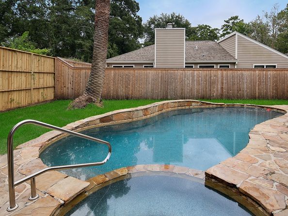 46 N Autumnwood Way, The Woodlands TX 77380
