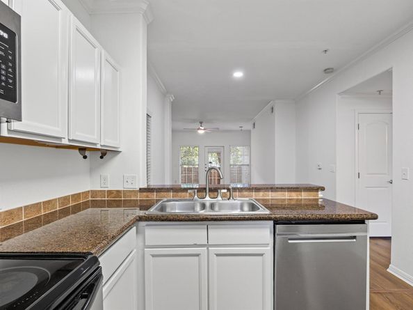 6810 Deatonhill DR 2101, Austin TX 78745