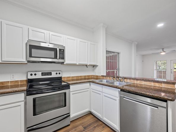 6810 Deatonhill DR 2101, Austin TX 78745