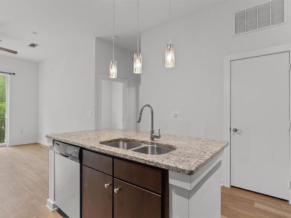 1900 Barton Springs RD 2027, Austin TX 78704