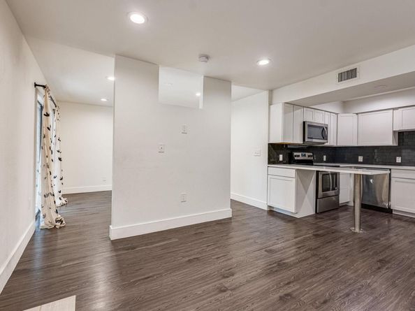 935 La Posada DR 156, Austin TX 78752