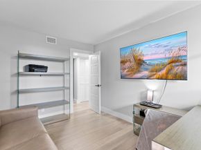 118 Lake Emerald Drive 110, Oakland Park FL 33309