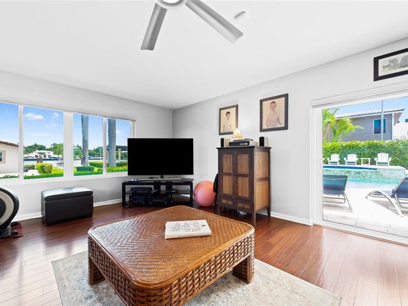 1100 N Northlake Dr, Hollywood FL 33019