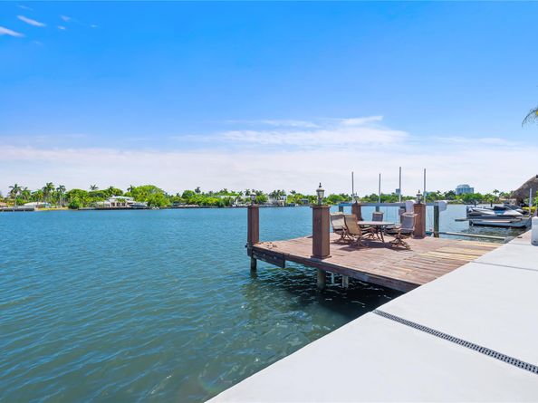 1100 N Northlake Dr, Hollywood FL 33019