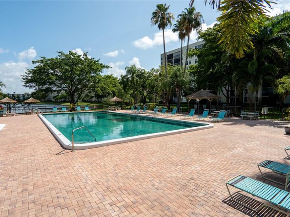 2205 S Cypress Bend Dr 501, Pompano Beach FL 33069