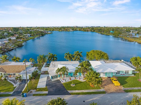1741 NW 39th Street, Oakland Park FL 33309