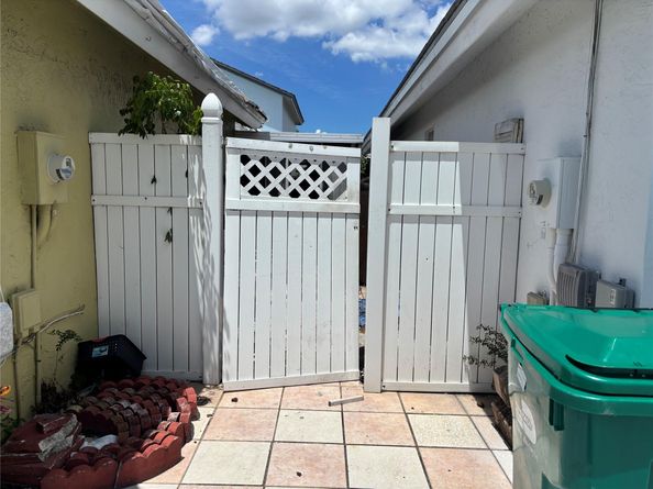 18476 NW 52nd Path, Miami Gardens FL 33055