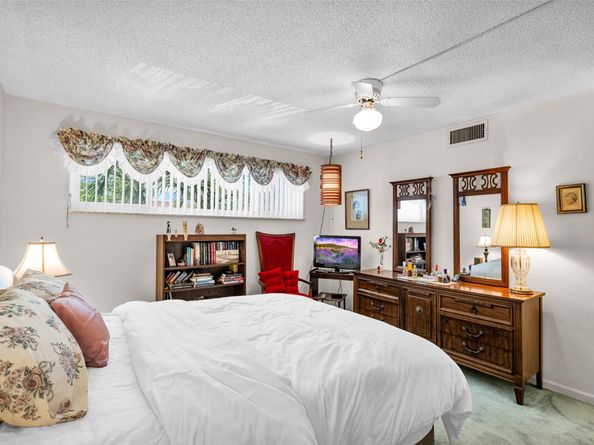 9511 N Hollybrook Lake Dr 207, Pembroke Pines FL 33025