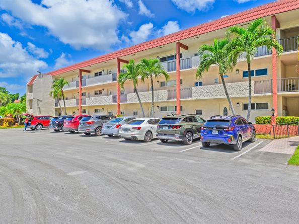 9511 N Hollybrook Lake Dr 207, Pembroke Pines FL 33025
