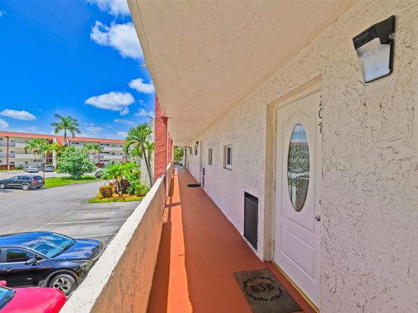 9511 N Hollybrook Lake Dr 207, Pembroke Pines FL 33025