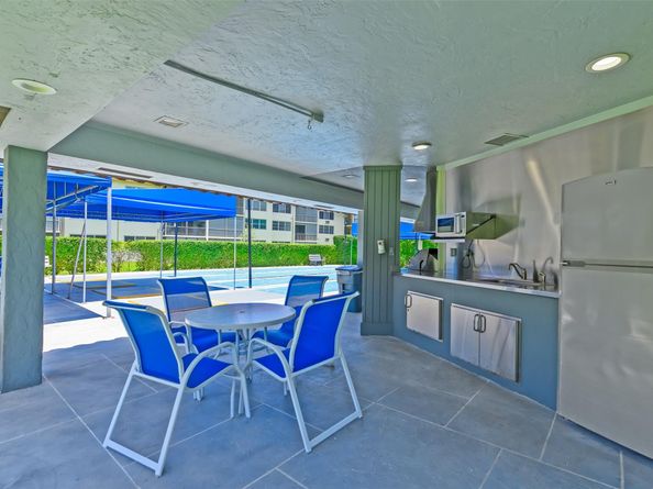 9511 N Hollybrook Lake Dr 207, Pembroke Pines FL 33025
