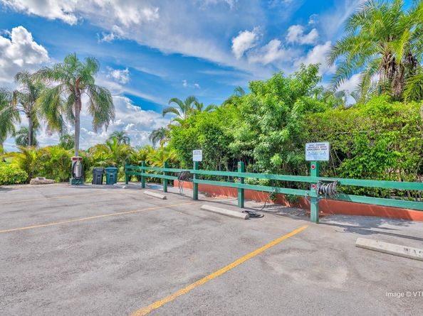 9511 N Hollybrook Lake Dr 207, Pembroke Pines FL 33025